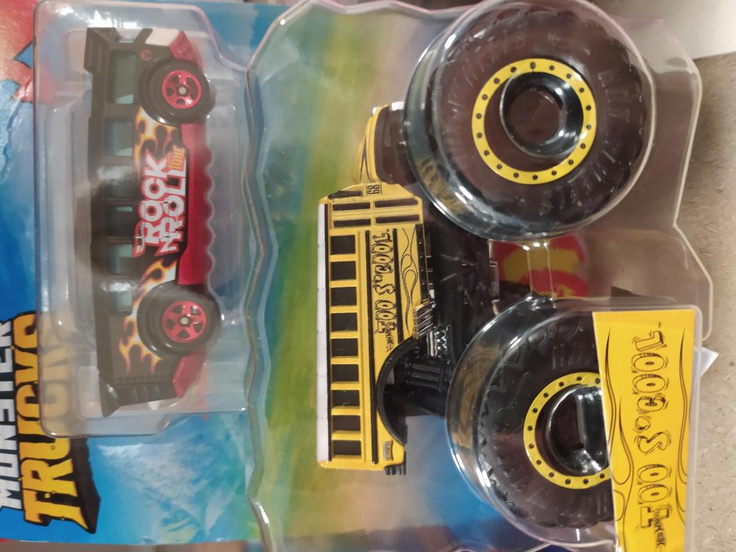 25GRH81 HW MOSTER TRUCKS 1:64 S ANGLIČÁKEM- poškozený obal