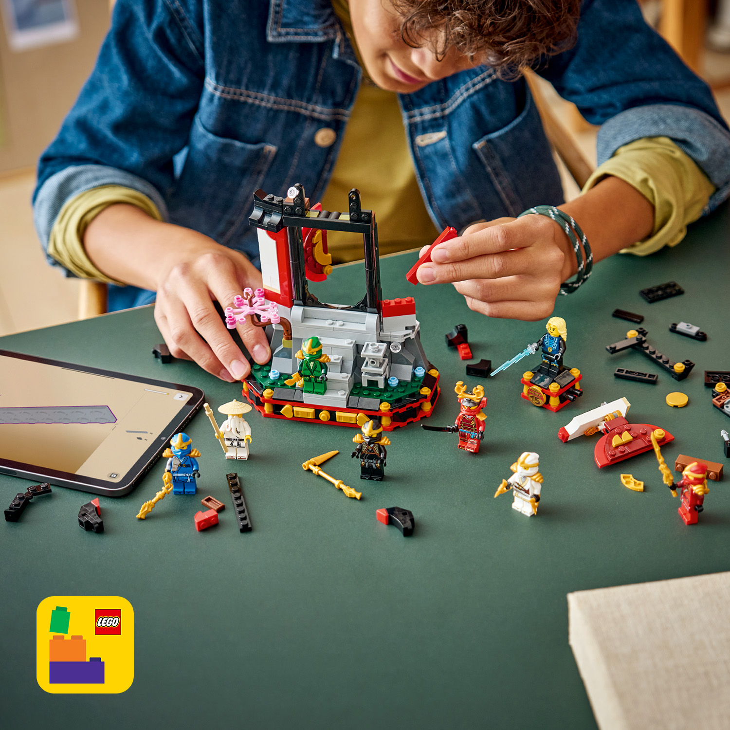 Včetně interaktivního návodu na stavění ve 3D